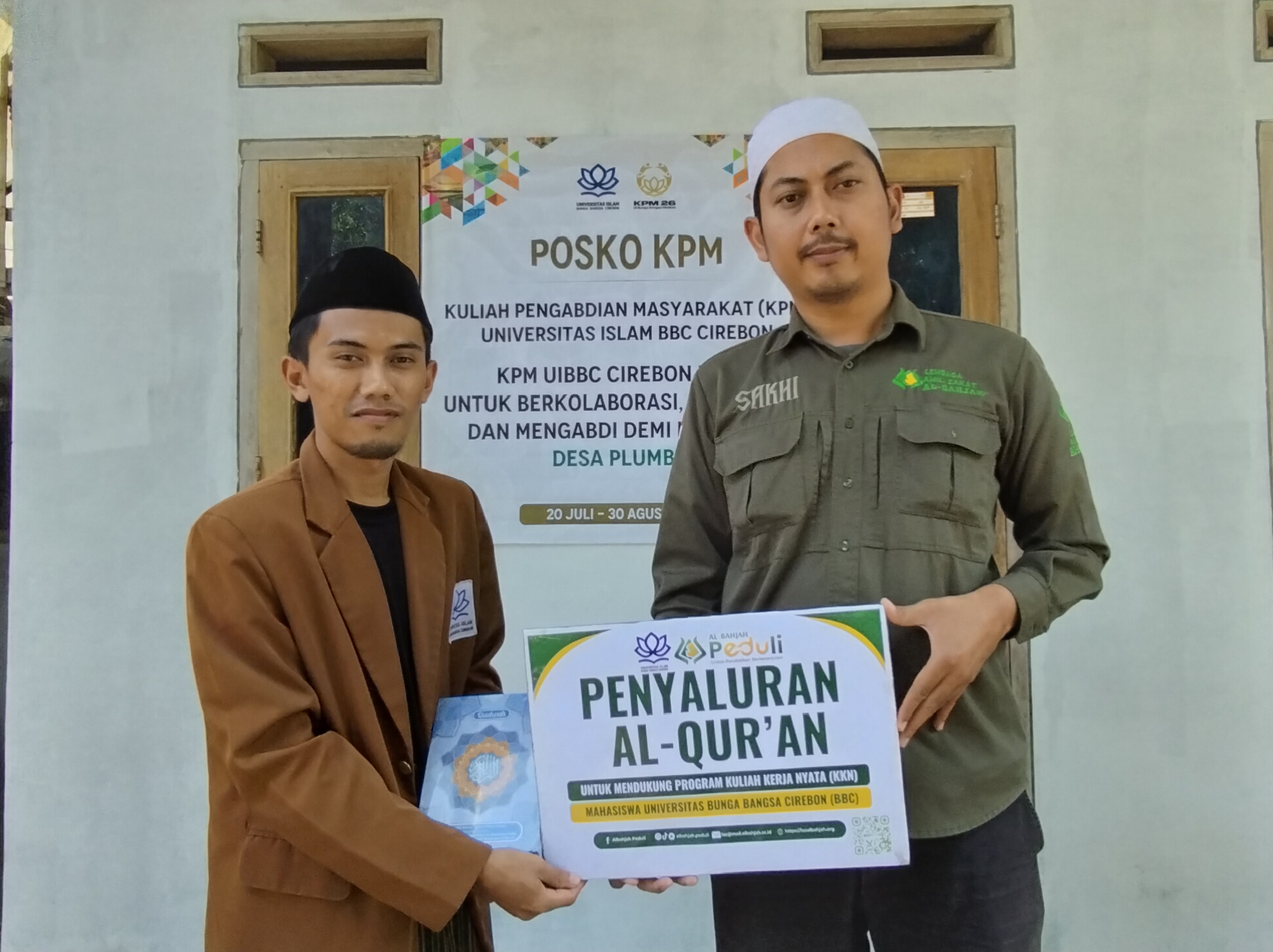 LAZ Al-Bahjah Peduli Salurkan 33 Mushaf Al-Qur’an untuk Mendukung KPM Mahasiswa Universitas Bunga Bangsa Cirebon di Desa Plumbon