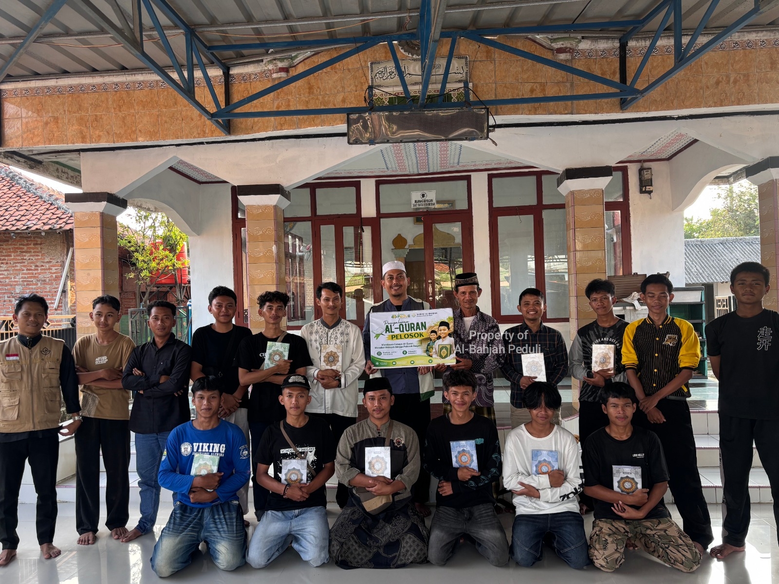 Tembus 3 Jam Perjalanan, Al-Bahjah Peduli dan Wakaf Al Bahjah Salurkan 100 Mushaf Al-Qur’an ke 14 Masjid dan Mushola Pelosok Indramayu Barat