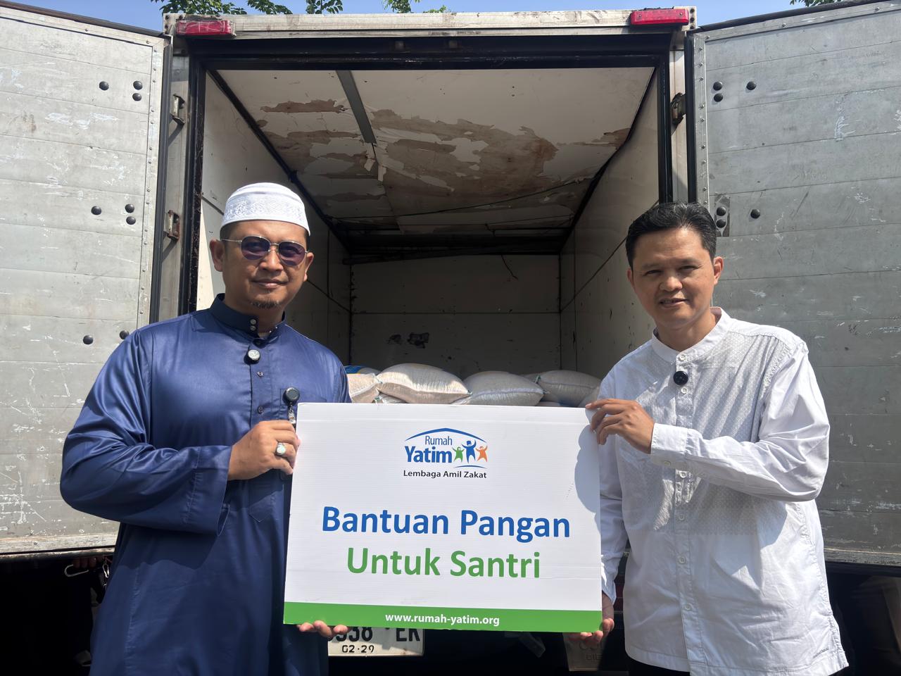 Rumah Yatim Serahkan 2 Ton Beras untuk Pangan Santri Al-Bahjah Cirebon