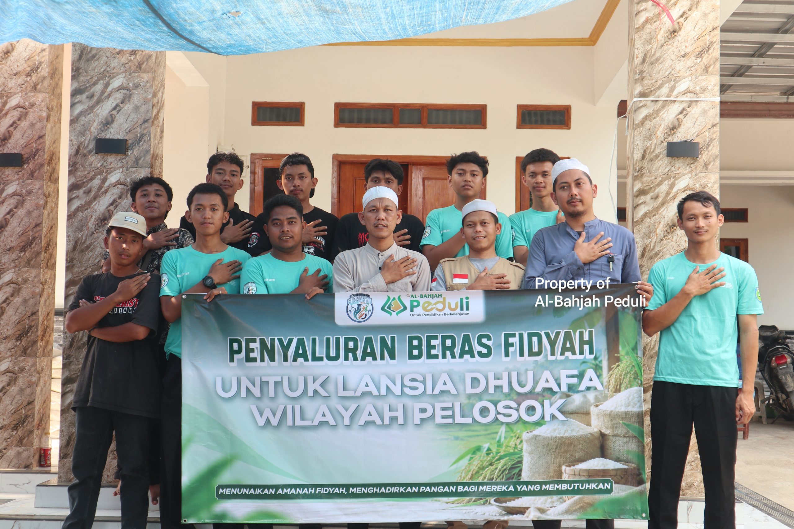Al-Bahjah Peduli Salurkan 100 Paket Beras Fidyah ke Desa Mekarjaya Indramayu